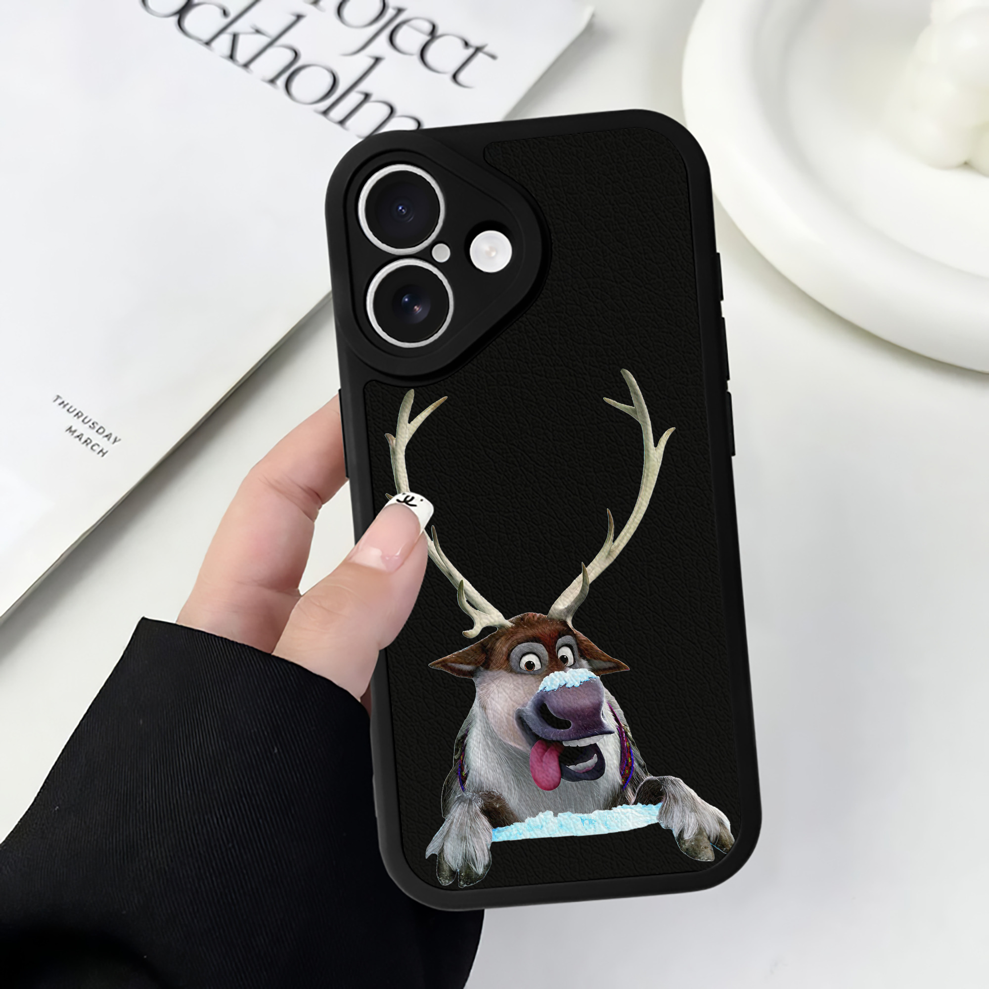 （画像用） アナと雪の女王 アンナ エルサ Frozen Anna Elsa 【iPhone 16シリーズ対応】シリコンスマホケース（レザー調） 材質：シリコン